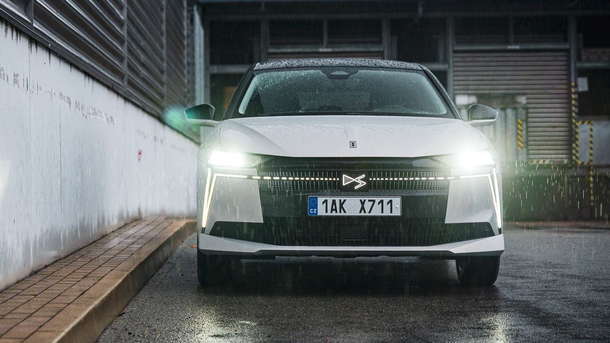 DS N°4 na cestách nepřehlédnete nejen díky exotickému předku. Výbavou nešetří, startuje rovnou s velkou slevou a za super peníze